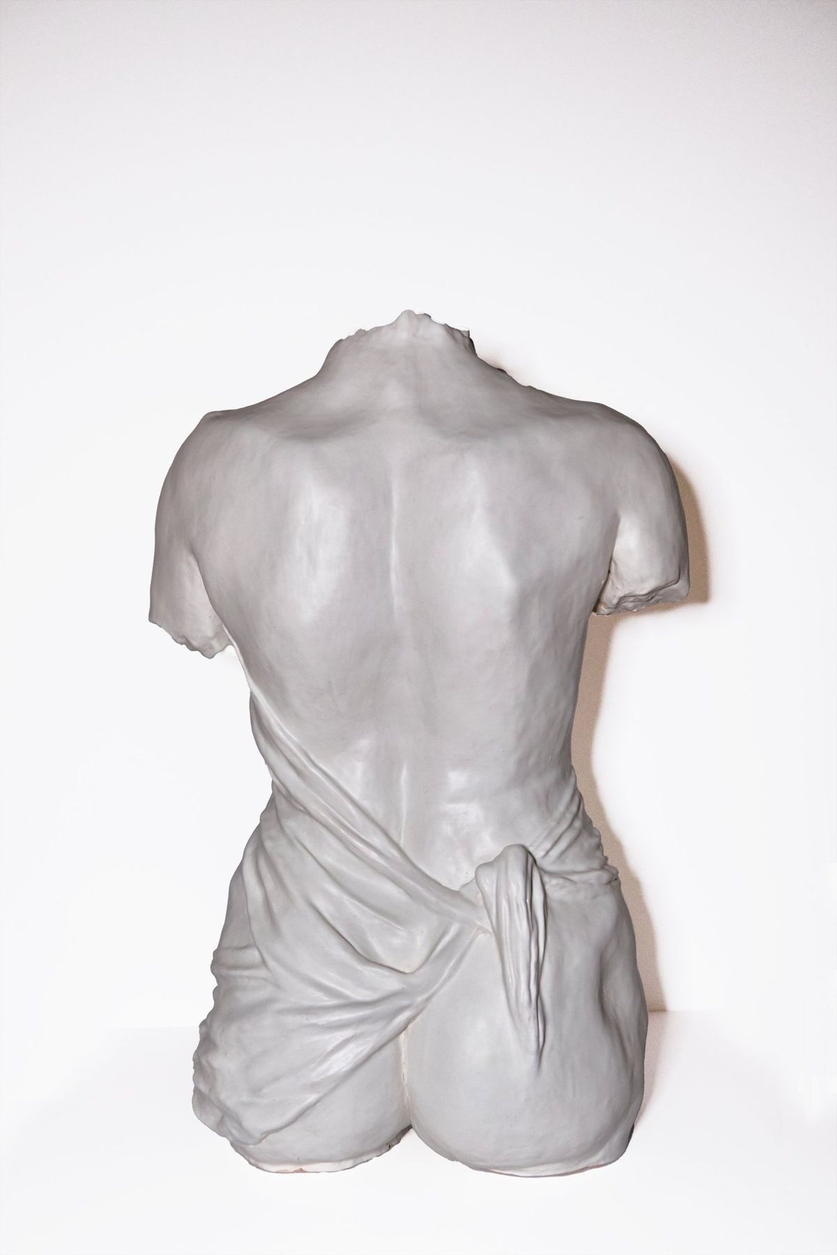 El ba&ntilde;o, back view of the sculpture by Isabel Arocena
